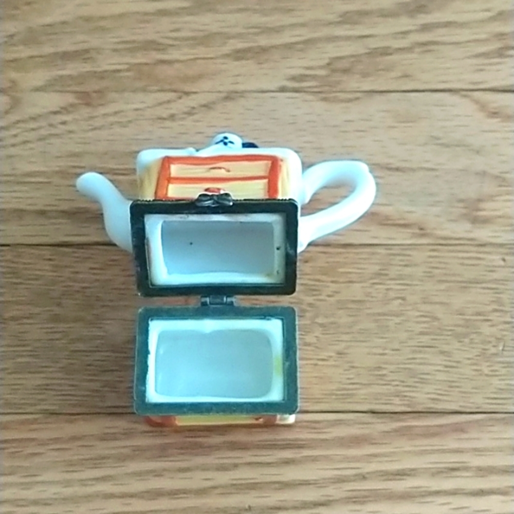 Teapot Collection with Tea setting - Picture 4 of 9
